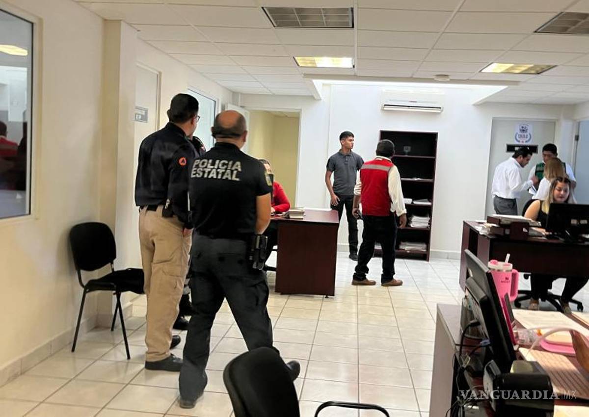 $!Personal de la Fiscalía participa en maniobras de evacuación durante el simulacro.