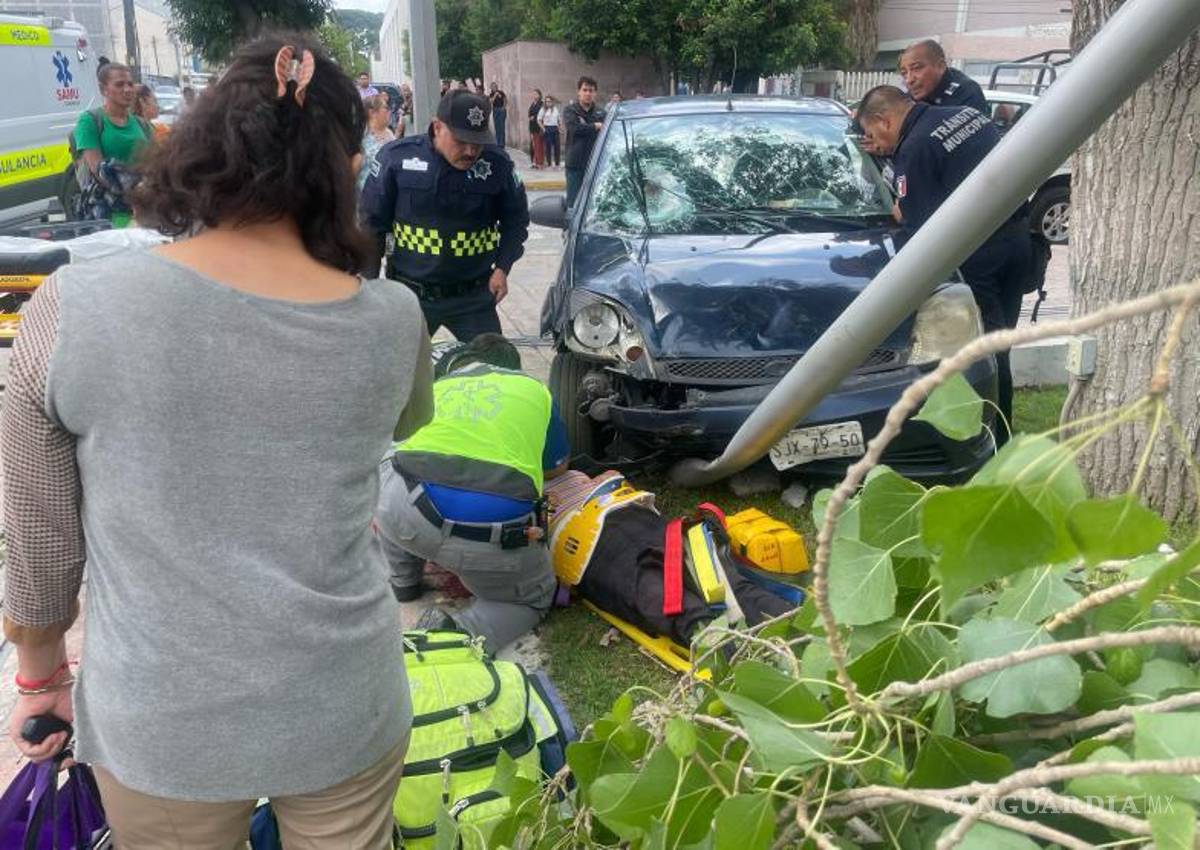 $!El vehículo Ford Fiesta terminó dentro de la jardinera de la plaza de la Presidencia, tras atropellar a dos peatones que caminaban por la zona.