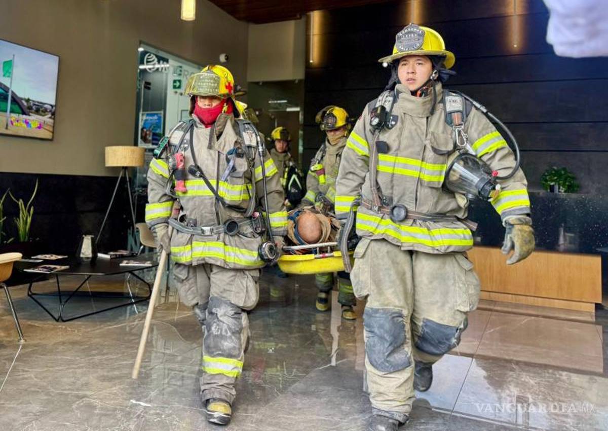 $!El edificio Edén 1, ubicado en Parque Centro, llevó a cabo un simulacro de evacuación masiva.
