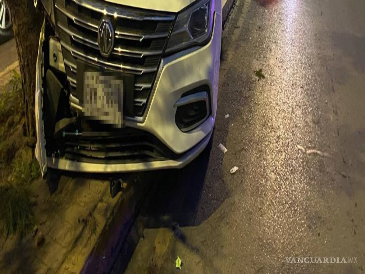 $!La unidad siniestrada fue localizada abandonada por autoridades de Tránsito Municipal, quienes acudieron al sitio tras el reporte del percance registrado alrededor de las 05:30 horas en dirección de sur a norte.