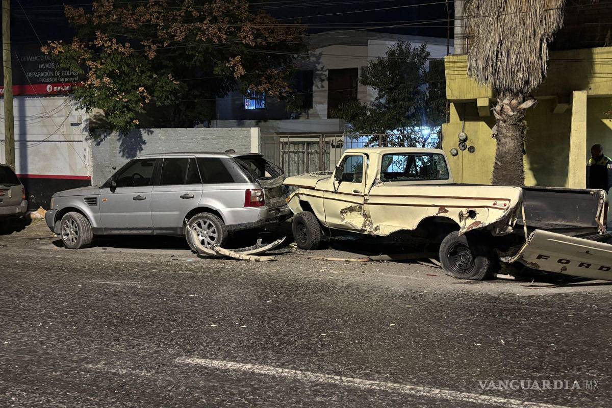$!La Ford F-150 proyectada por el choque colisionó contra una Range Rover, aumentando los daños materiales.