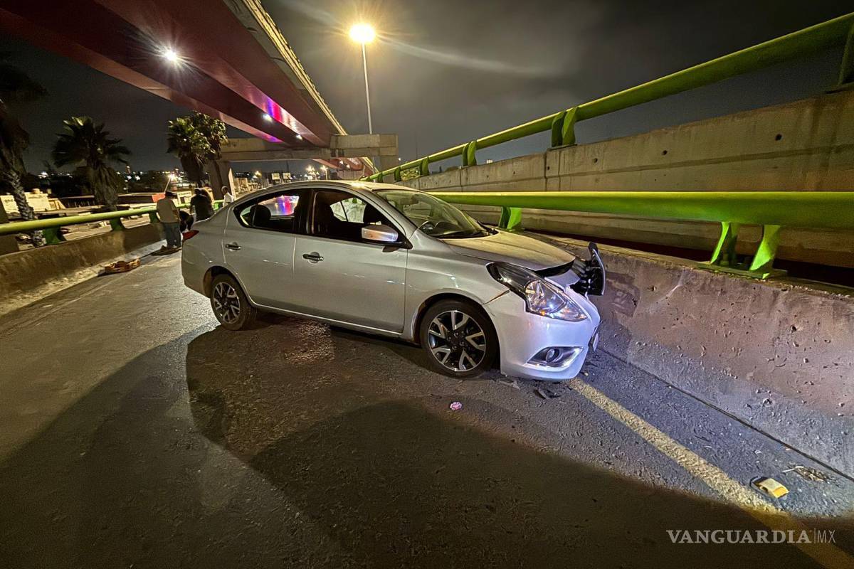 Acelerado conductor se impacta contra muro de contención en El Sarape, de Saltillo