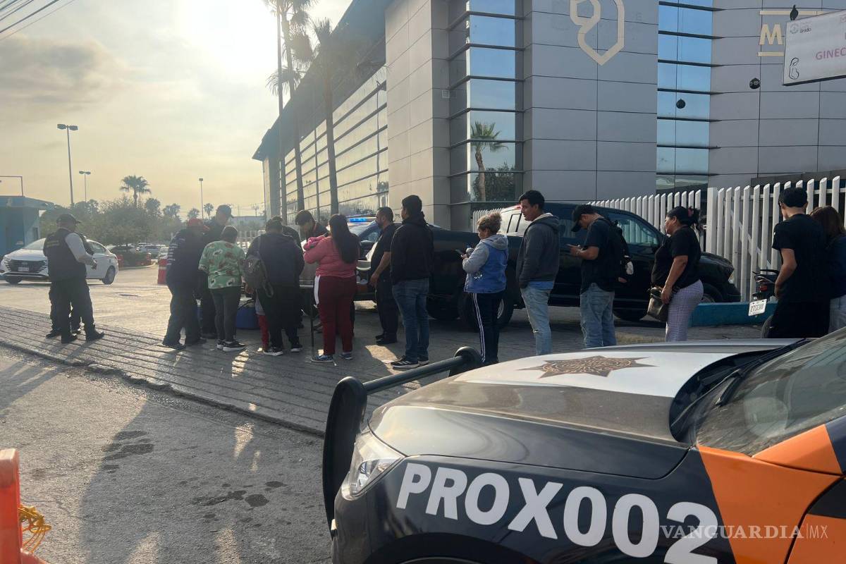 Policías llevan comida a familiares de pacientes del Hospital Materno Infantil, en NL