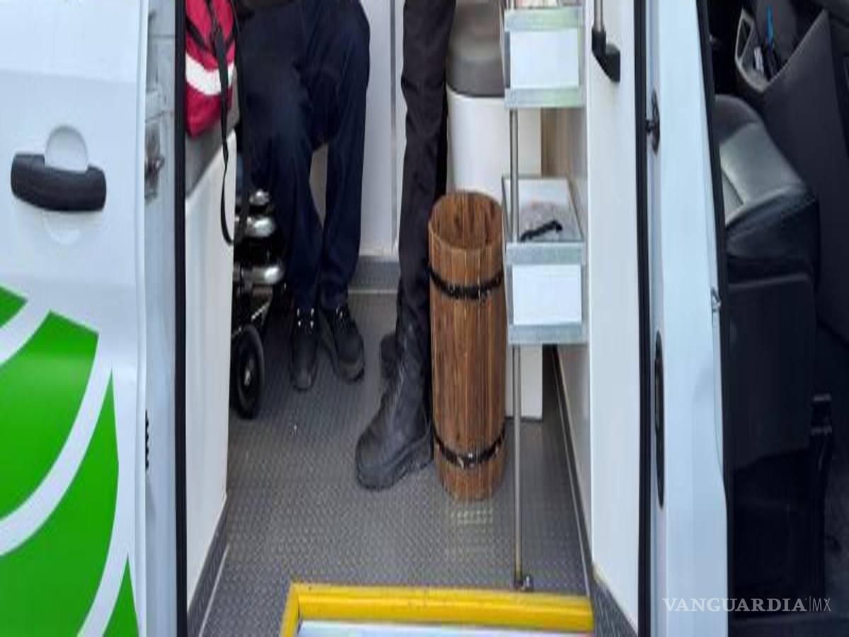 $!El acompañante del vehículo resultó con diversos golpes tras el accidente, por lo que fue trasladado a la Clínica 2 del IMSS para su valoración médica correspondiente.