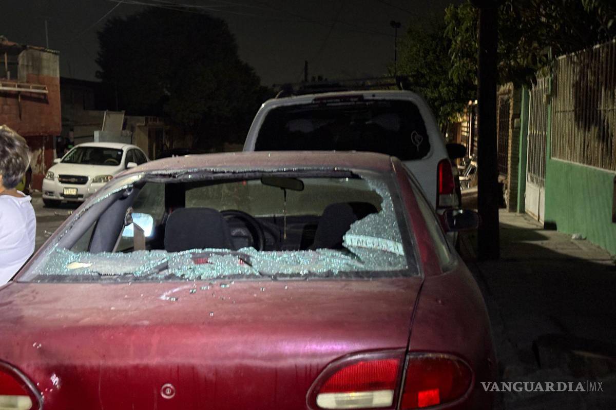 $!Vecinos reportaron el enfrentamiento que dejó vehículos dañados y provocó alarma en la zona.