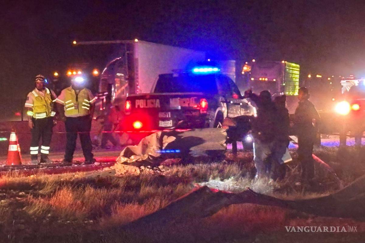 $!Personal de emergencias acudió al lugar del accidente, pero no logró salvar a las dos víctimas del tractocamión volcado.