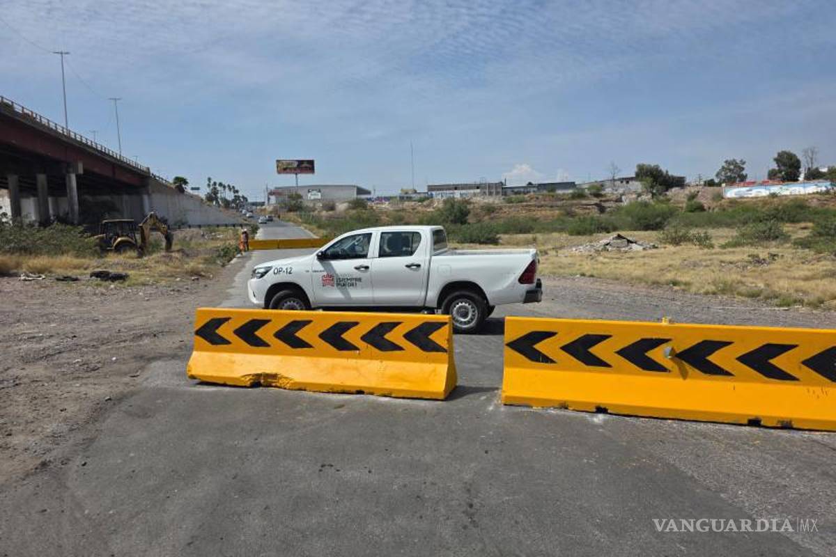 $!Elementos de seguridad supervisan el cierre del acceso vehicular bajo el puente Solidaridad.