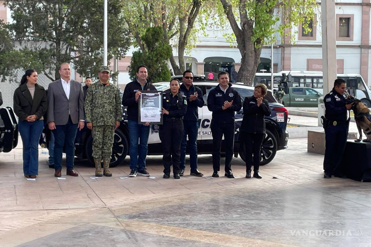 $!Autoridades municipales reconocieron la trayectoria operativa de Bebeto en Saltillo.