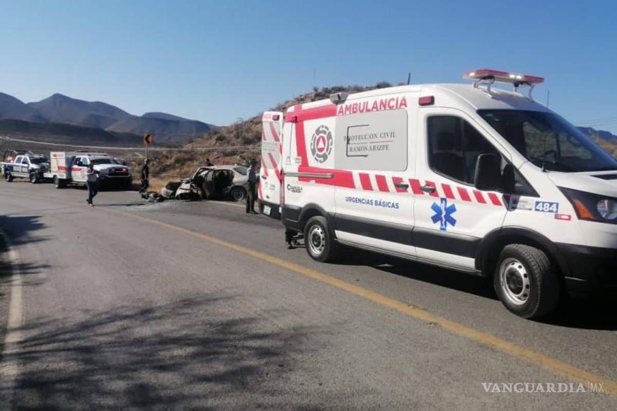 $!Paramédicos trasladan a una de las víctimas a una unidad médica tras ser valorada en la zona del accidente.