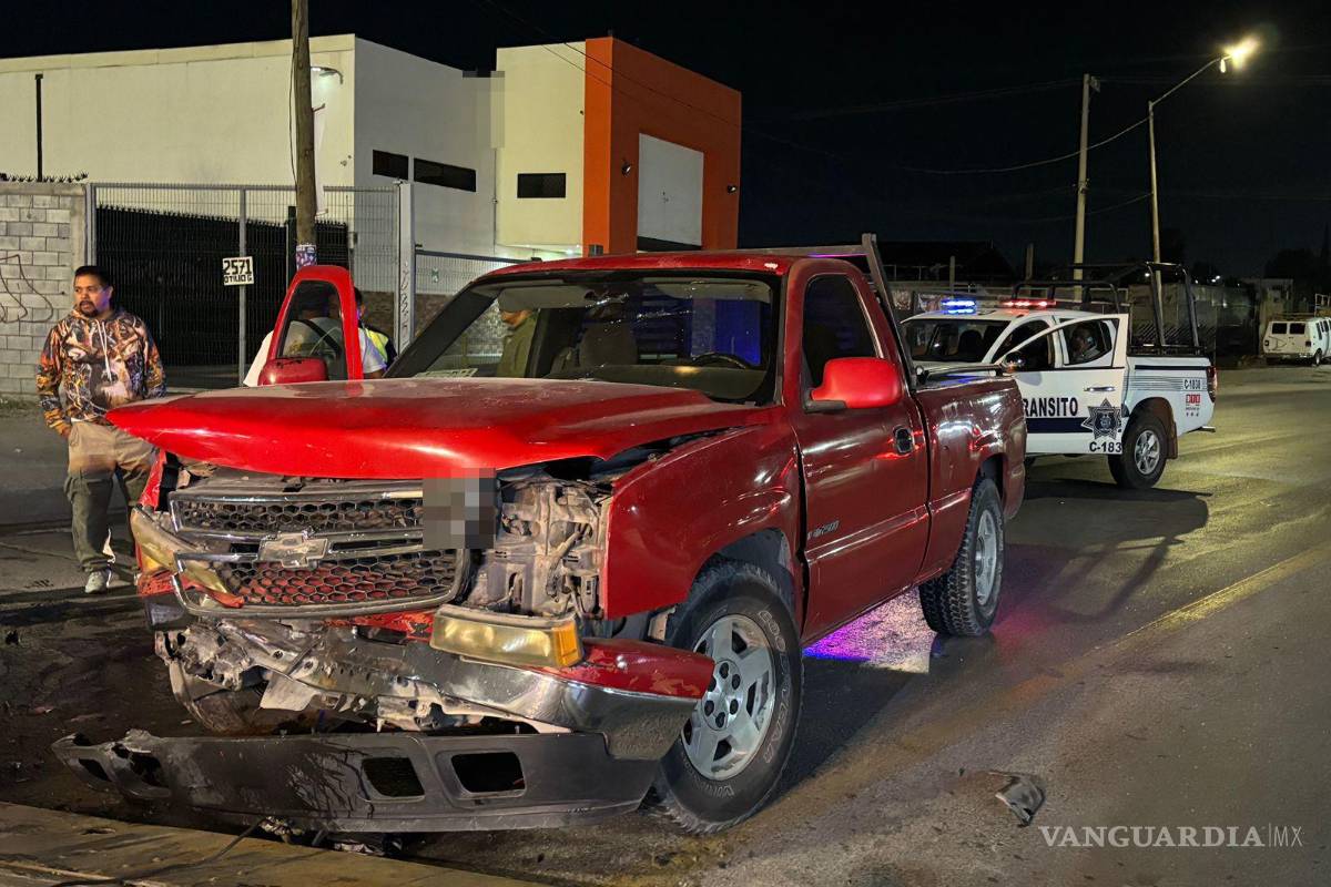 $!Elementos de Tránsito Municipal abanderaron la circulación para prevenir otro percance.