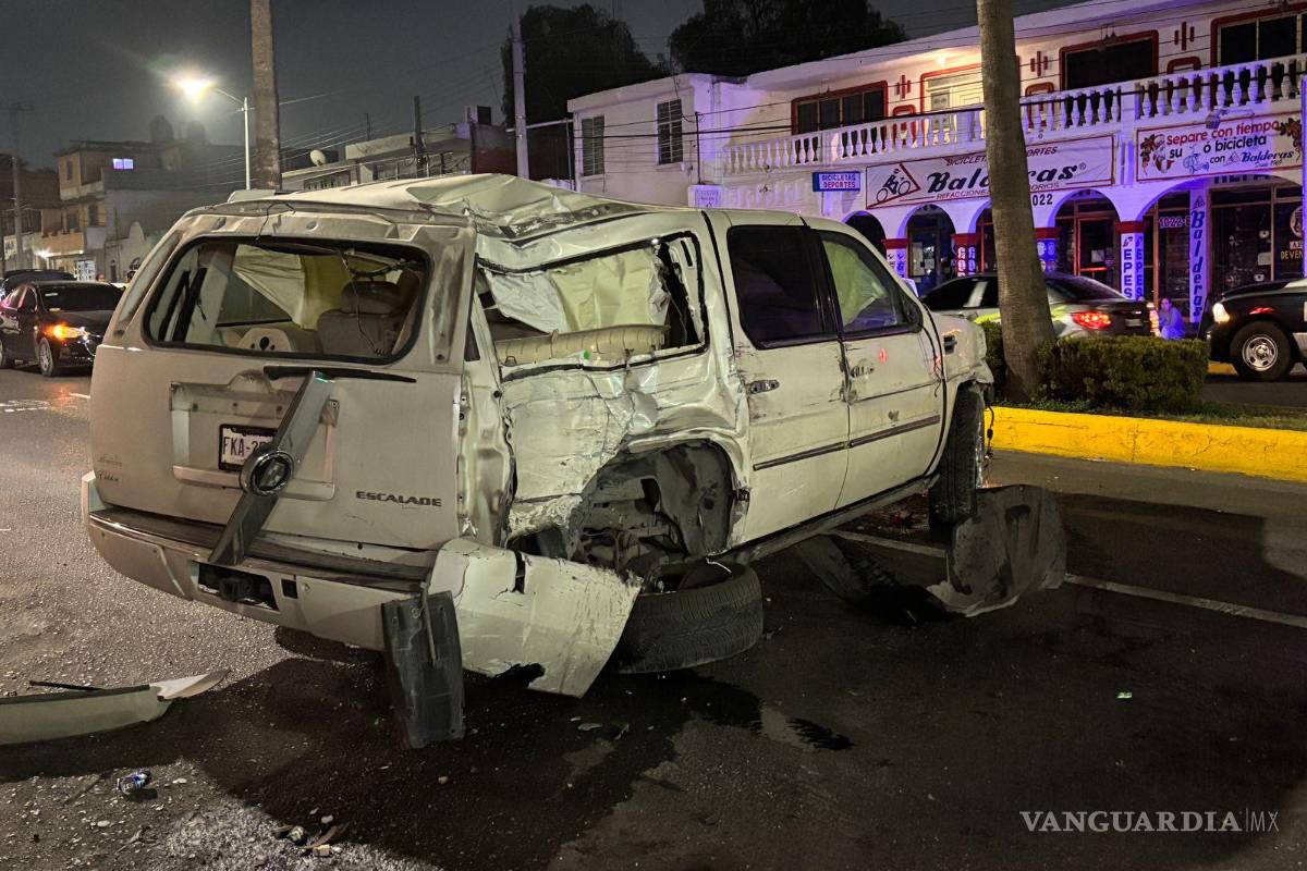 Causa conductora aparatoso choque en el Centro de Saltillo; daña tres negocios y un transporte de personal