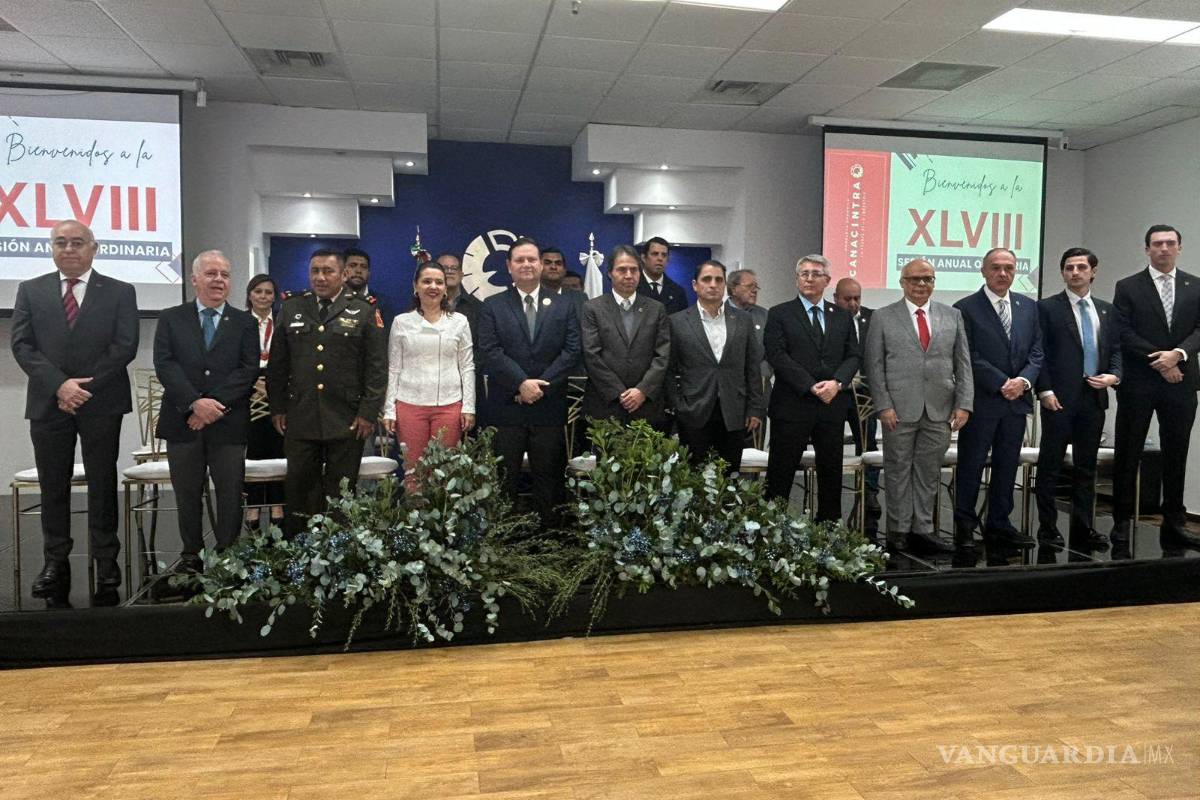 $!Autoridades y representantes empresariales acompañaron la toma de protesta de la nueva mesa directiva.