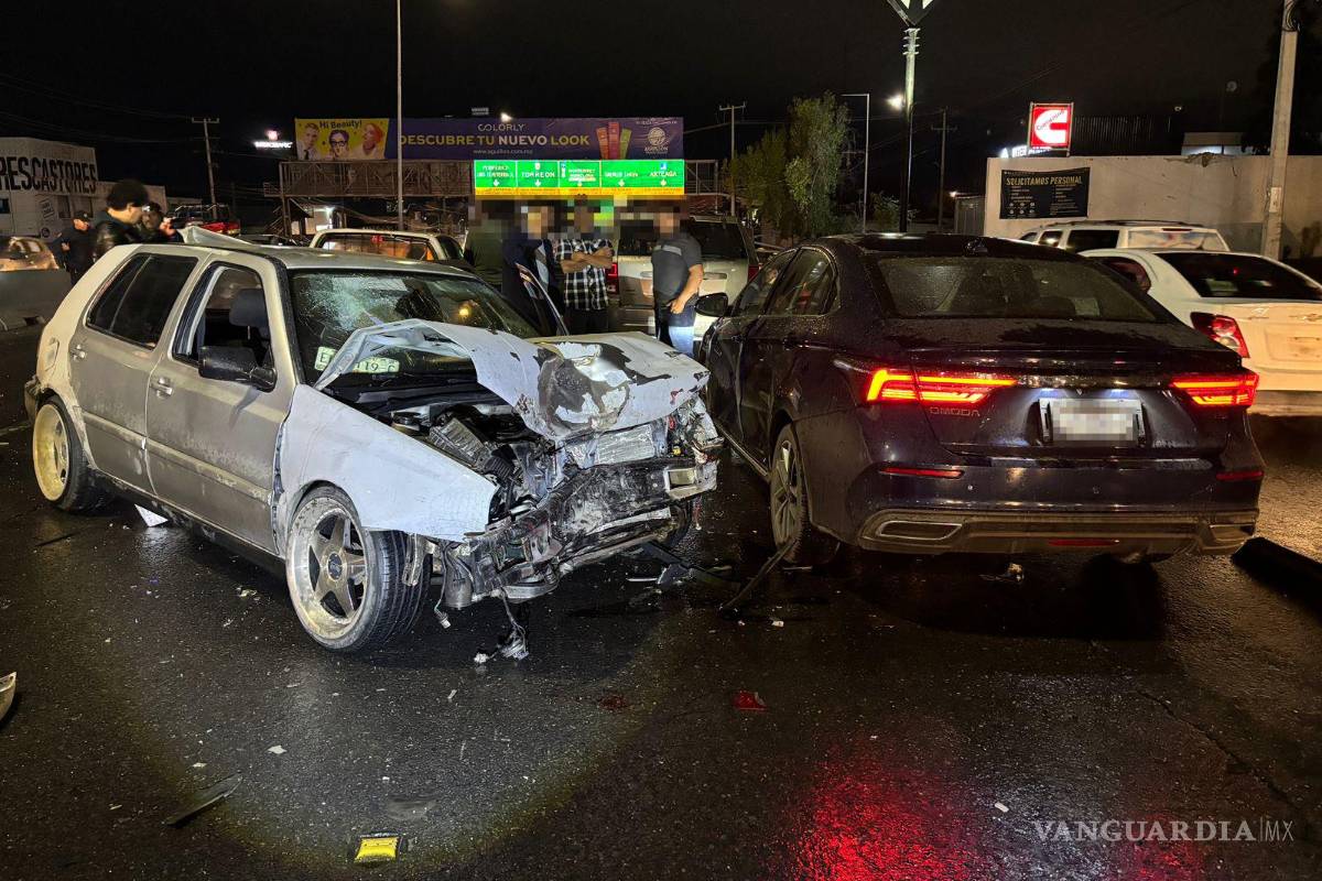 $!Vehículos afectados tras la carambola en el periférico Luis Echeverría.