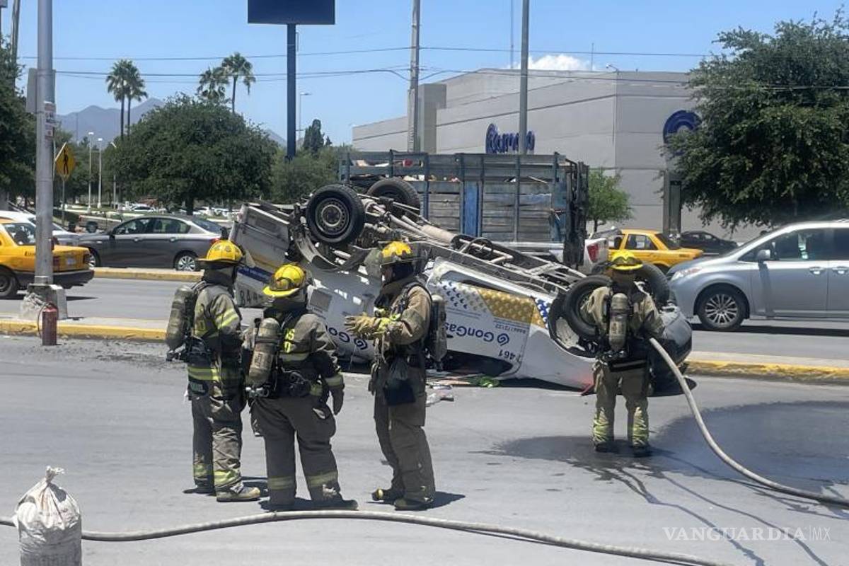 $!Elementos de Protección Civil supervisaron las maniobras para levantar la pipa y descartar fugas.