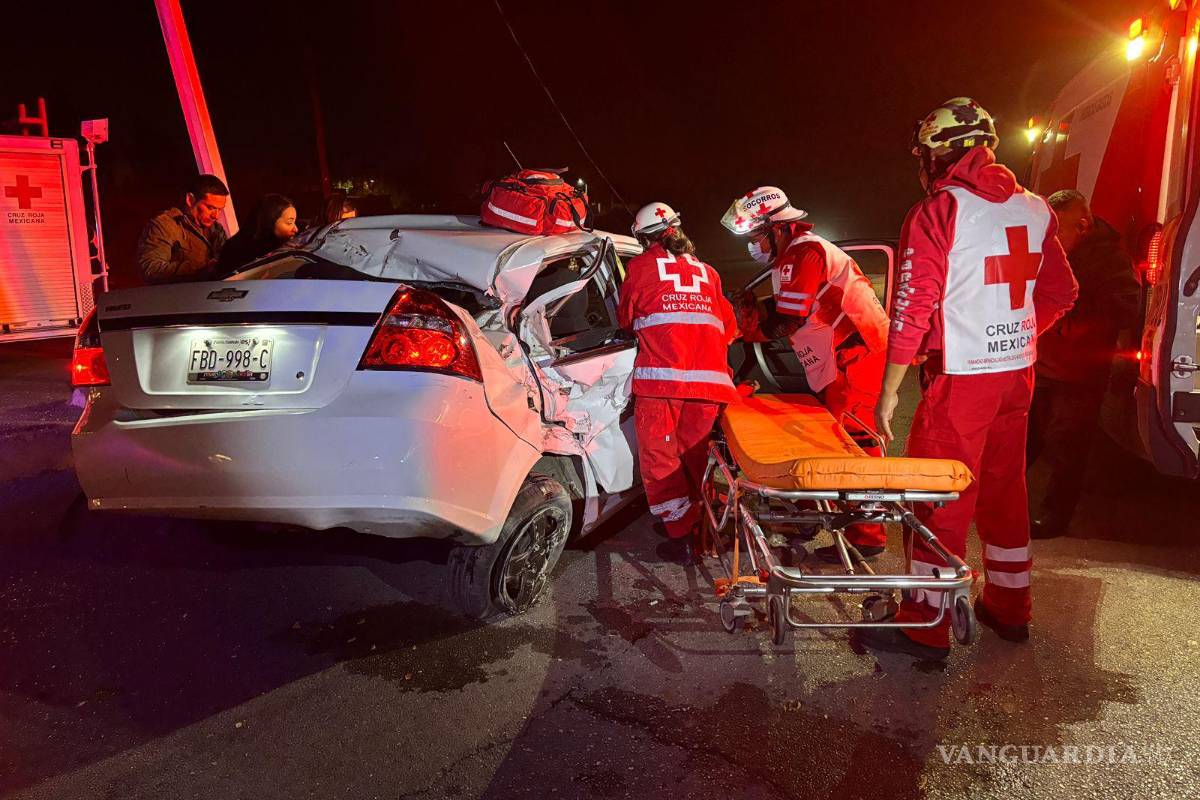 $!Paramédicos de la Cruz Roja atendieron al conductor tras ser rescatado.