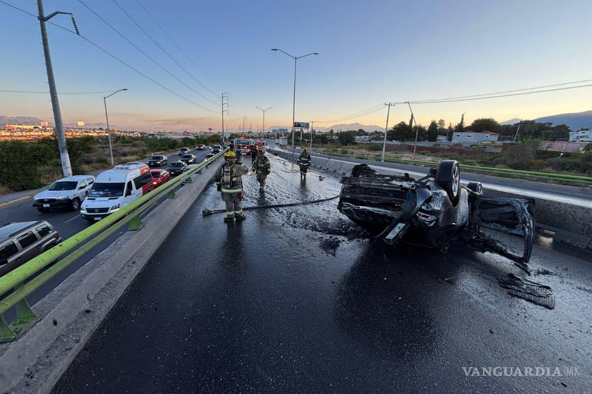 $!Elementos de Tránsito Municipal cerraron la vialidad mientras se controlaba el incendio.