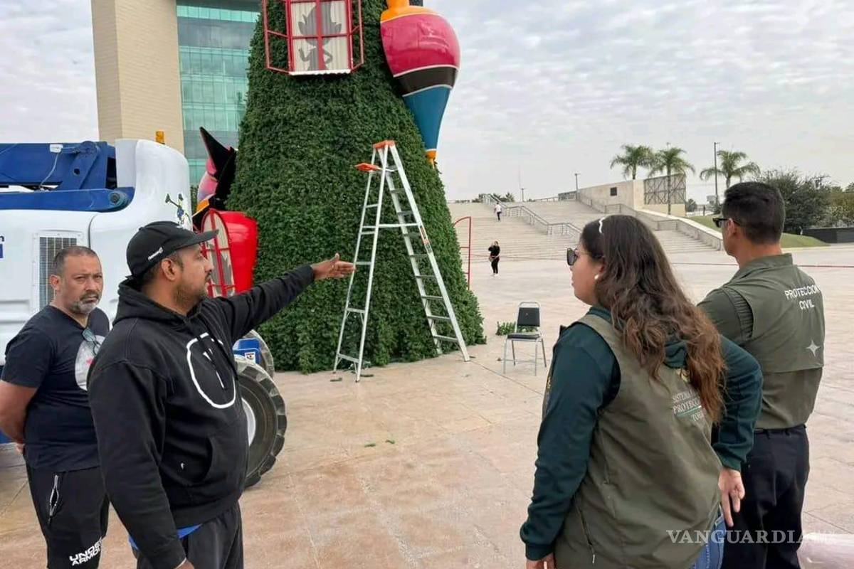 $!Elementos de Bomberos revisan conexiones eléctricas e iluminación navideña.