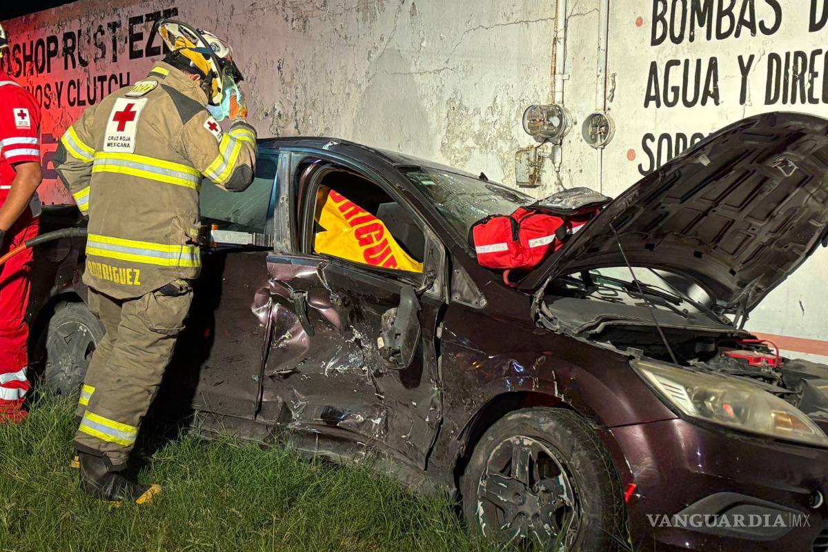 $!El Ford Fusion terminó impactado contra una barda y subido a la banqueta.
