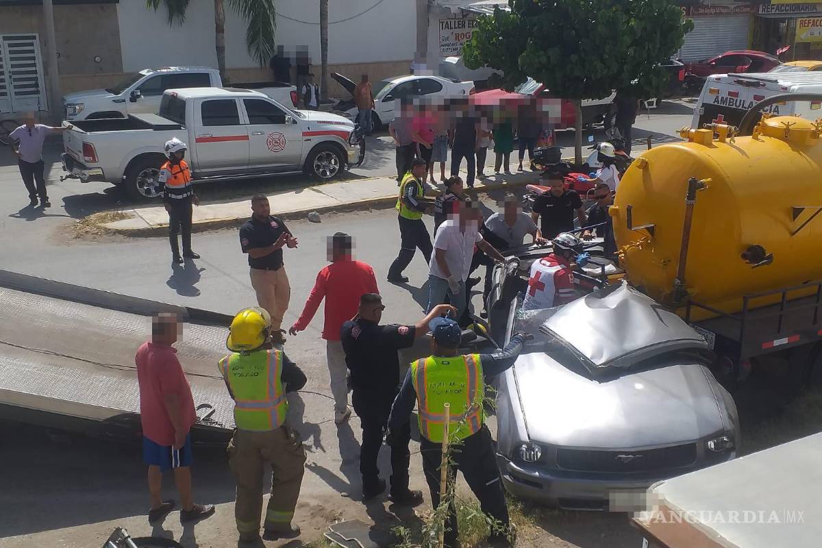 Destroza joven su Mustang contra pipa estacionada y queda prensado en Torreón