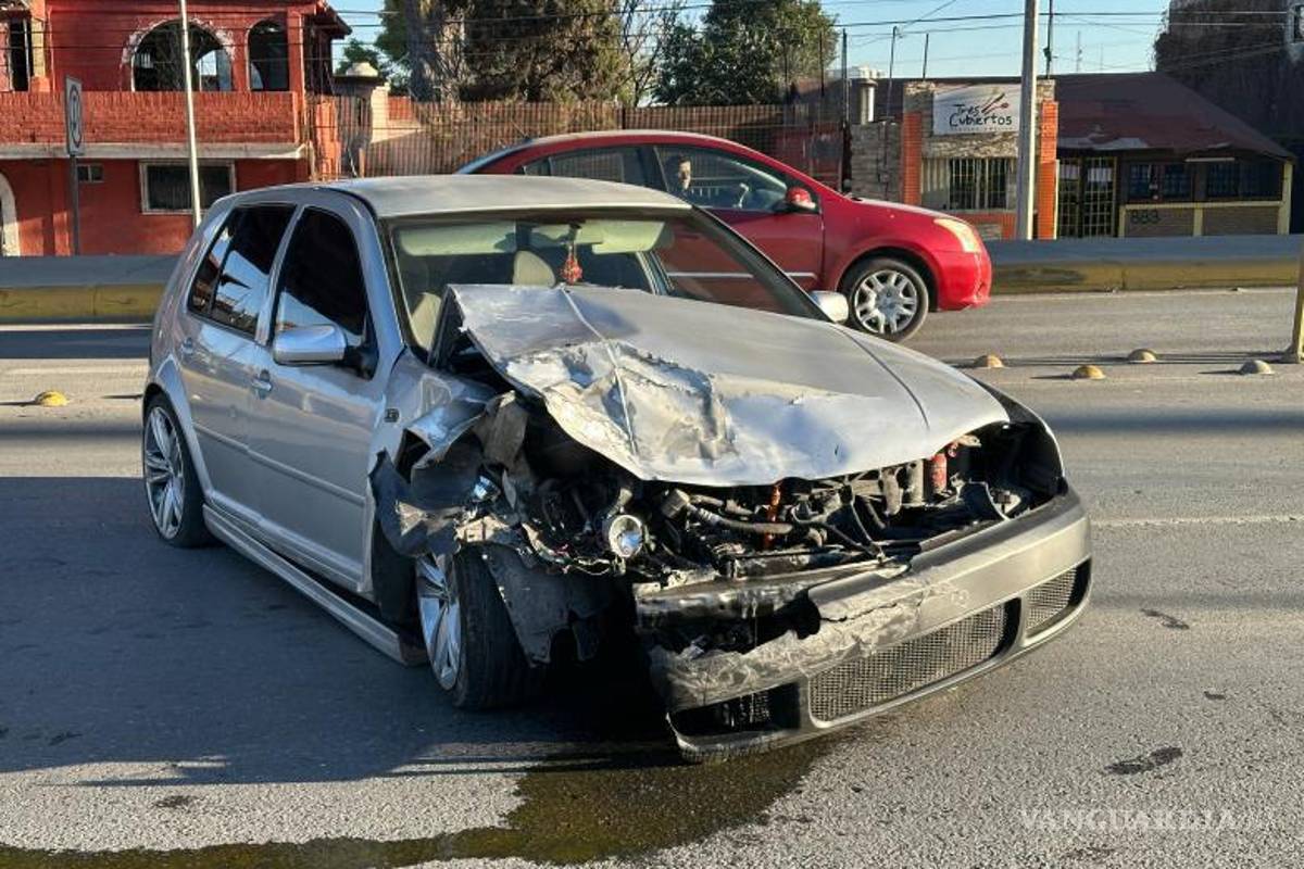 $!El Volkswagen Golf resultó afectado luego de que le fuera cortado el derecho de paso.