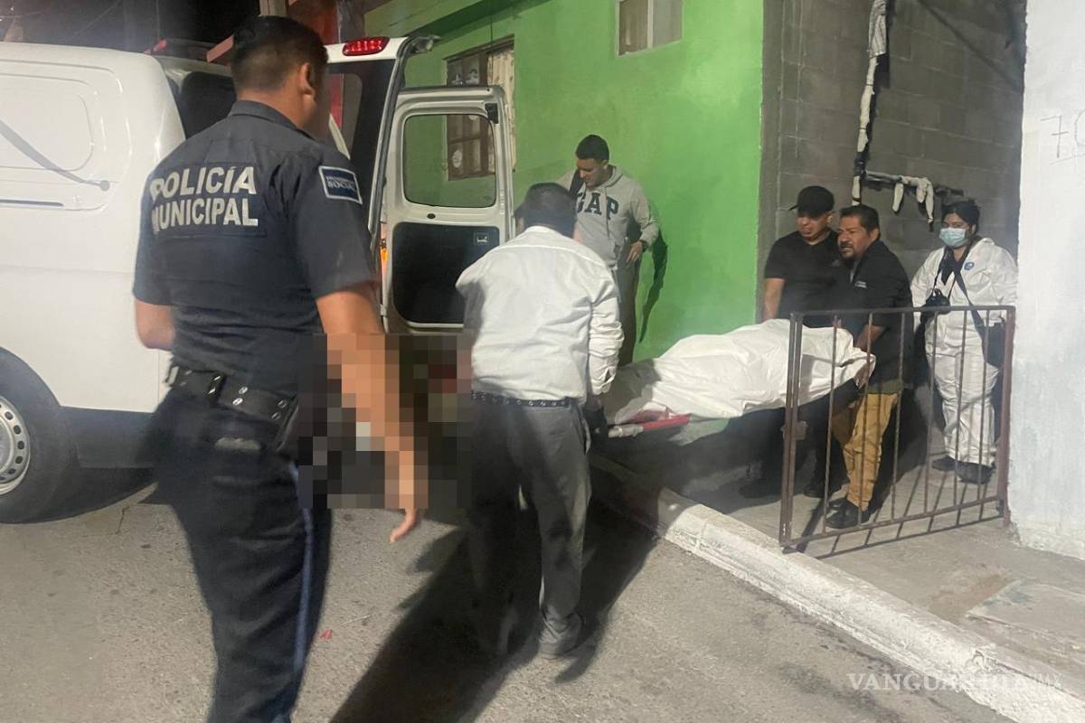 $!Personal forense realizó el levantamiento del cuerpo para determinar la causa de muerte.