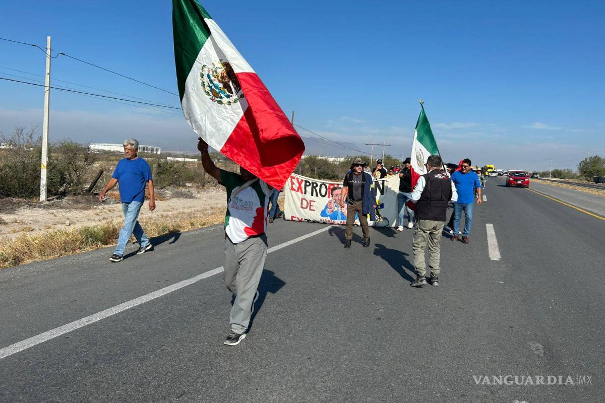 $!Adultos mayores y personas con discapacidad se sumaron a la marcha que busca presionar a autoridades estatales y federales.