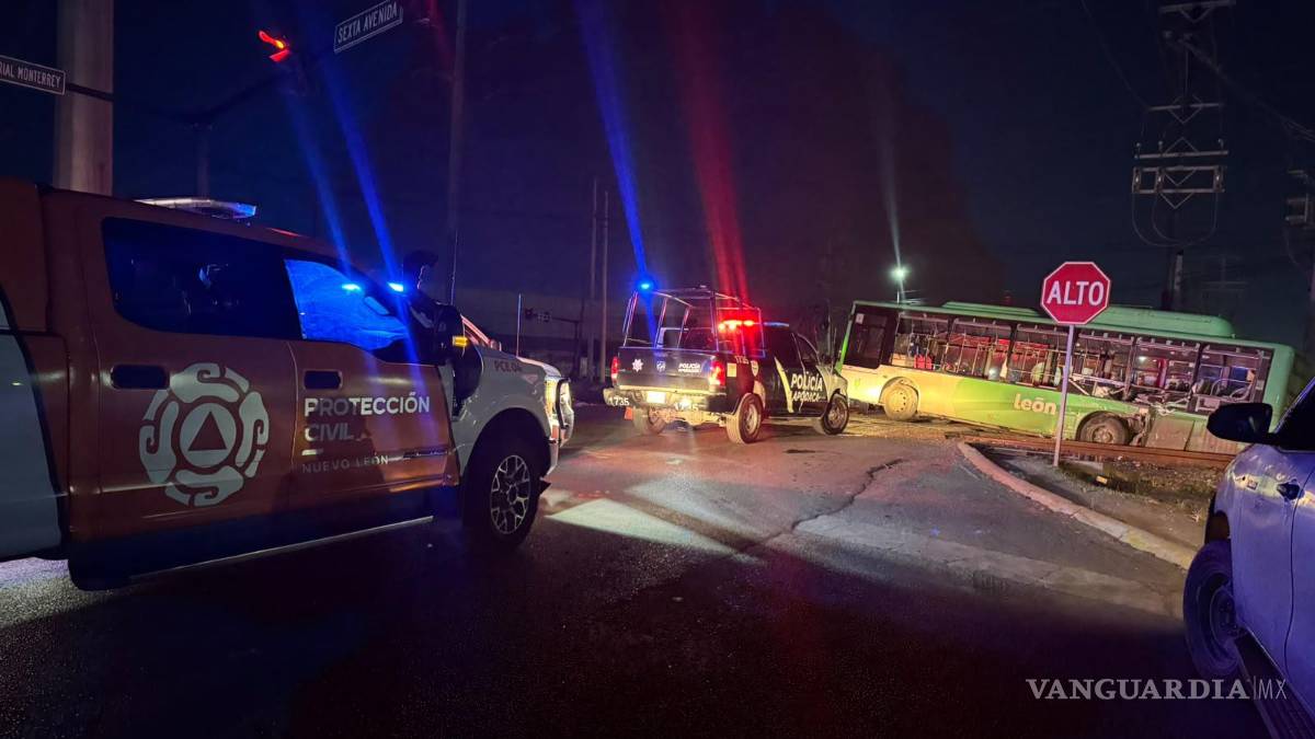 Conductor de ruta urbana se distrae y termina impactado por el tren en NL