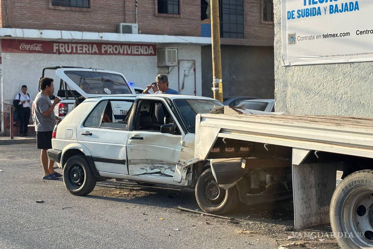 Se pasa el alto y provoca aparatoso accidente en Saltillo