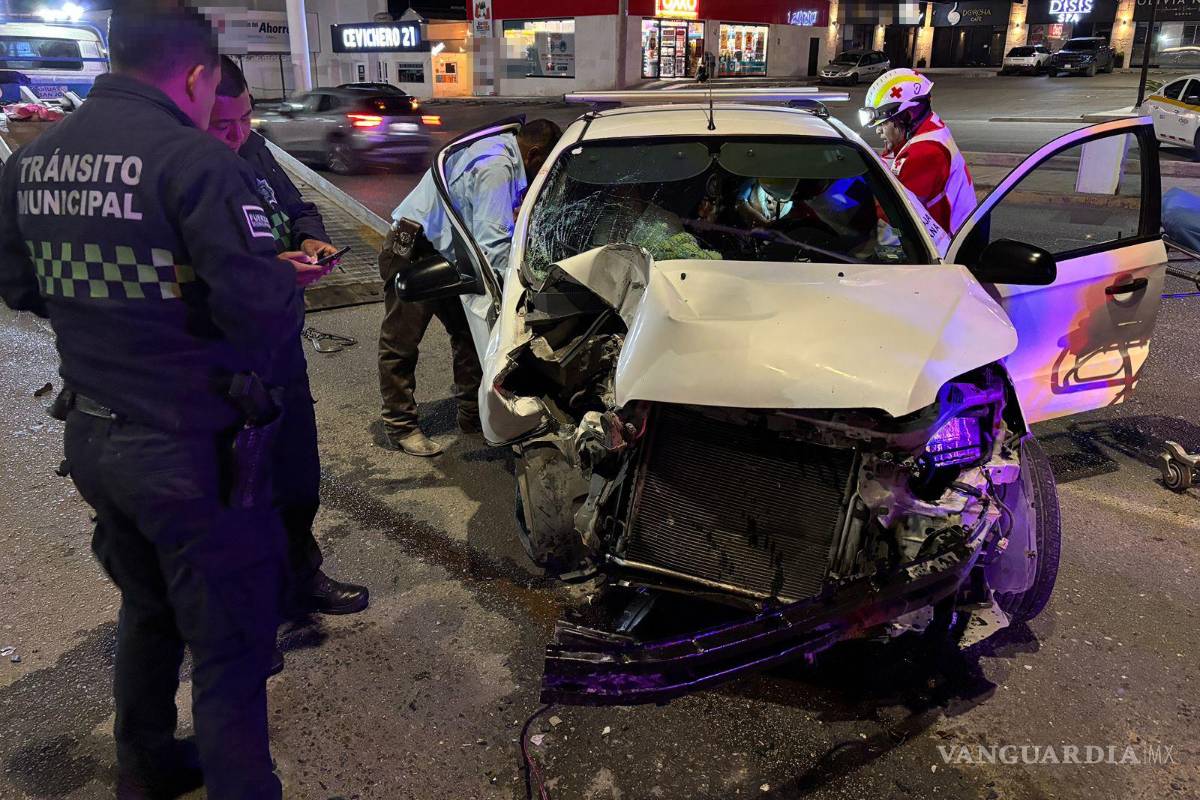 $!Elementos de Tránsito Municipal abanderaron la zona para garantizar la seguridad de los automovilistas mientras se realizaban las diligencias.