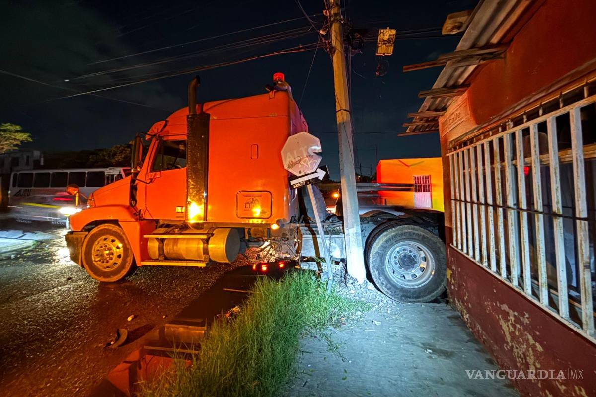 $!El tractocamión derribó un poste de concreto de la CFE tras el fuerte impacto.