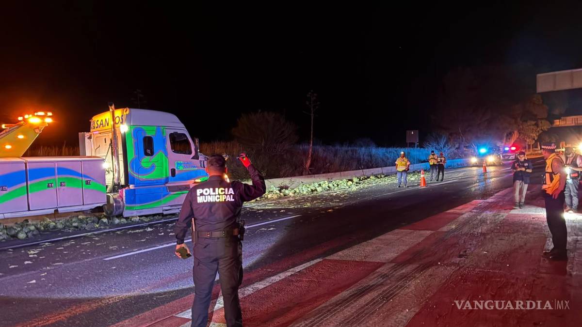 Vuelca tráiler en el tramo Los Chorros; accidente deja un herido