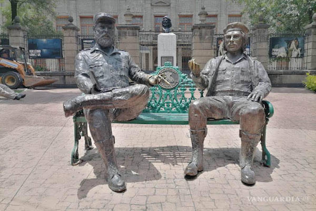 $!Esculturas de bronce de Fidel Castro y Ernesto Che Guevara que se encontraban en una banca del parque de la colonia Tabacalera.