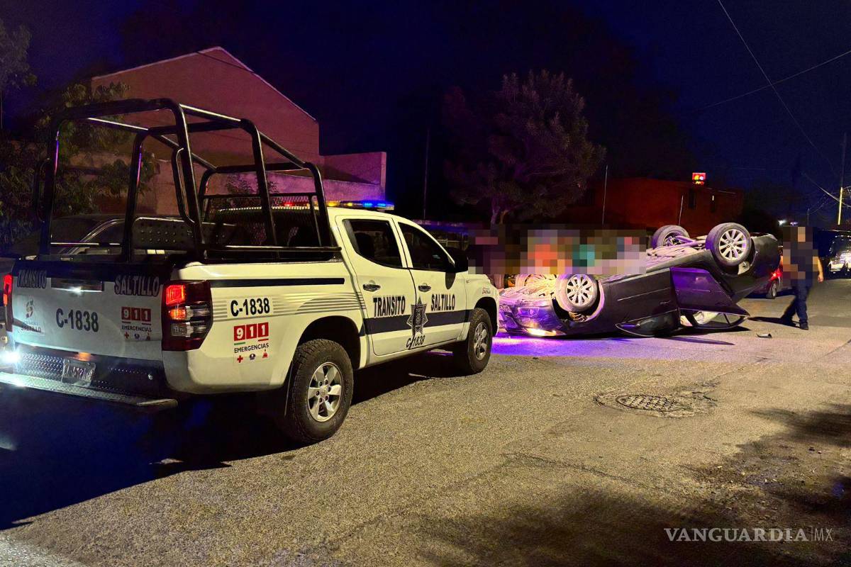 Vuelca tras chocar contra dos vehículos estacionados en Saltillo; presuntamente ebrio
