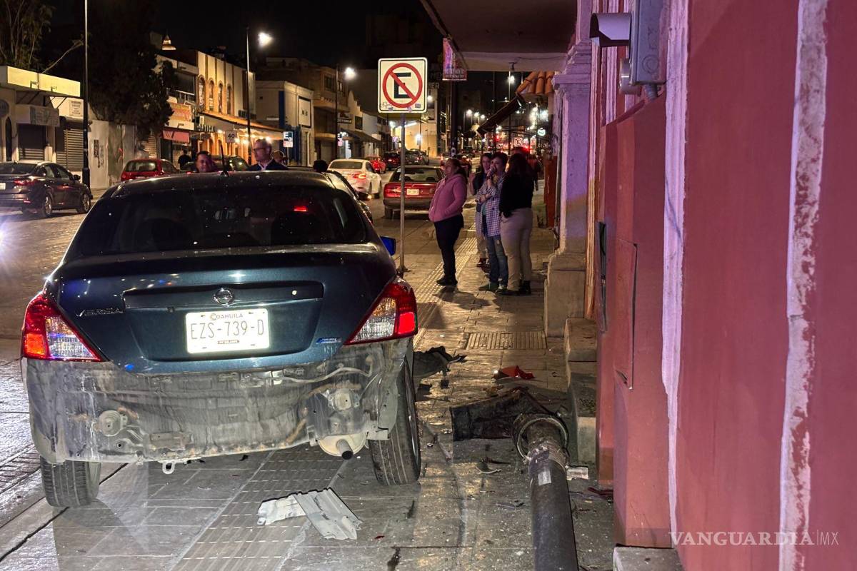 Lo chocan, persigue a quien lo impacta y termina ocasionando aparatoso percance vehicular en el Centro de Saltillo