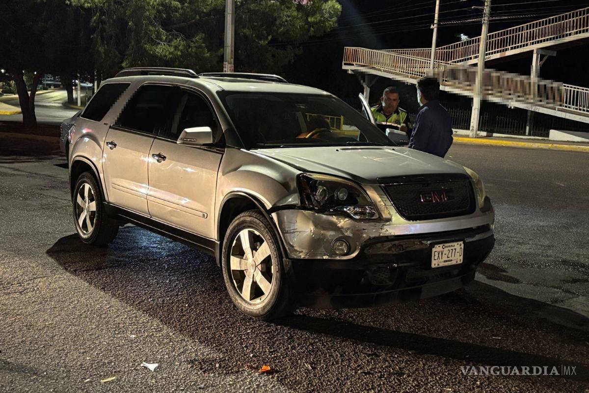 $!Elementos de Tránsito Municipal arribaron a la colonia Bellavista tras el accidente.