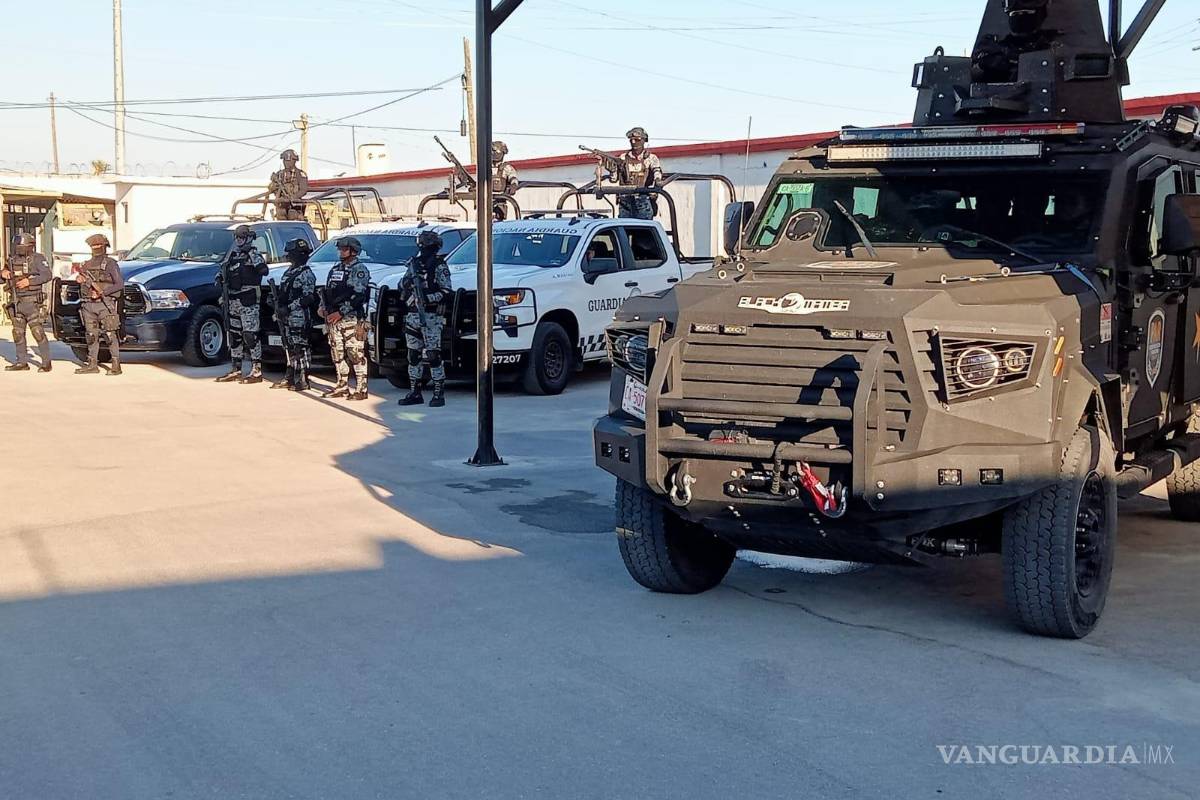 $!Arma larga y artefacto explosivo asegurados a uno de los detenidos.