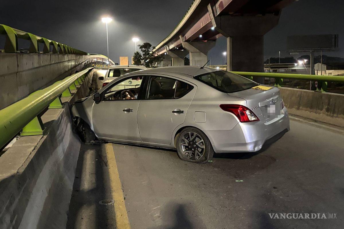 $!Autoridades de Tránsito acudieron al distribuidor El Sarape para retirar la unidad.