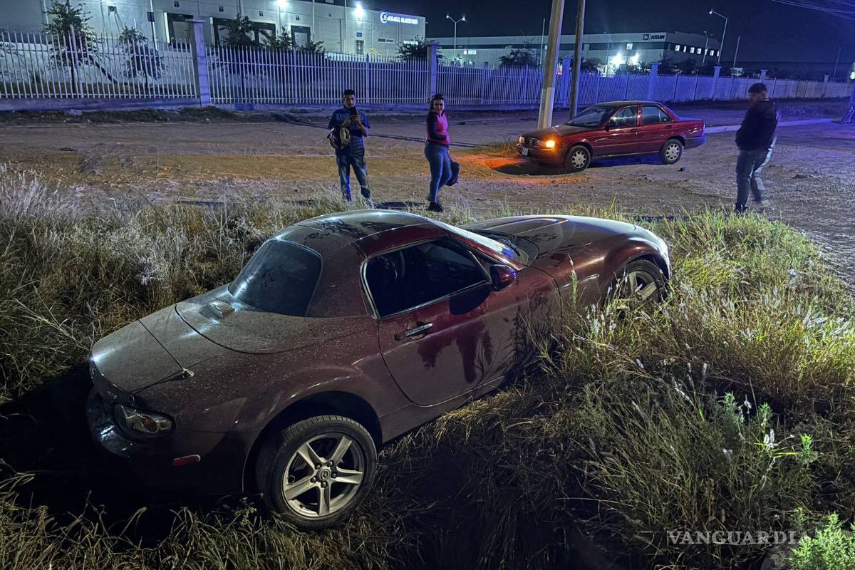 $!El vehículo presentó daños en la parte frontal tras salirse del camino en la colonia Ex Hacienda de los Cerritos.