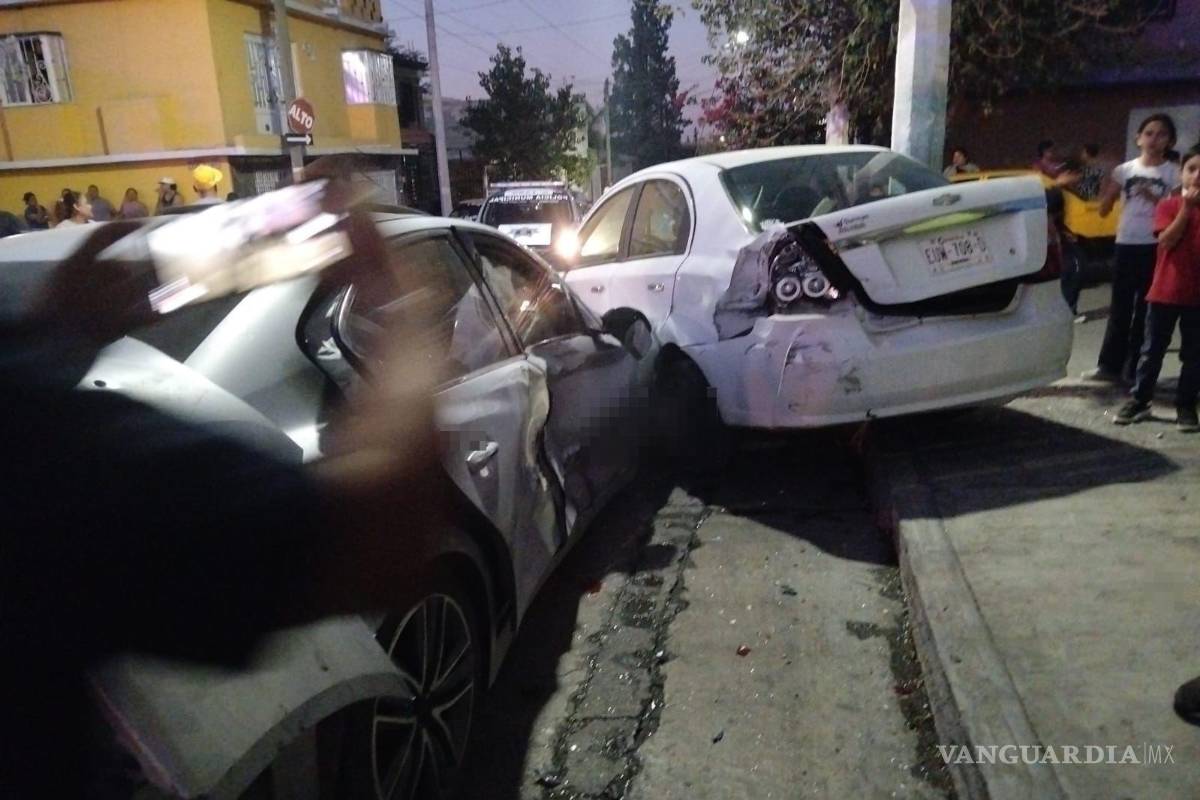 $!El vehículo Infiniti en el que huían los presuntos delincuentes quedó impactado contra un taxi y un Chevrolet Aveo.