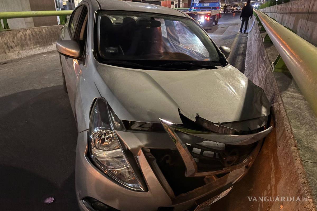 $!El automóvil fue retirado con grúa para restablecer por completo el tránsito en la zona.