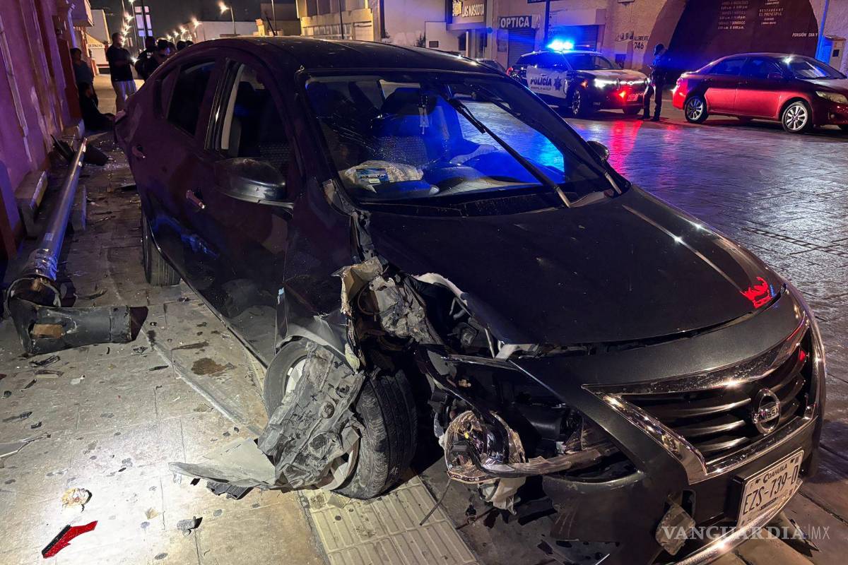 $!El Nissan Versa impactó la parte trasera de un automóvil MG y derribó una luminaria, luego de que su conductor perdiera el control durante una persecución en el centro de Saltillo.
