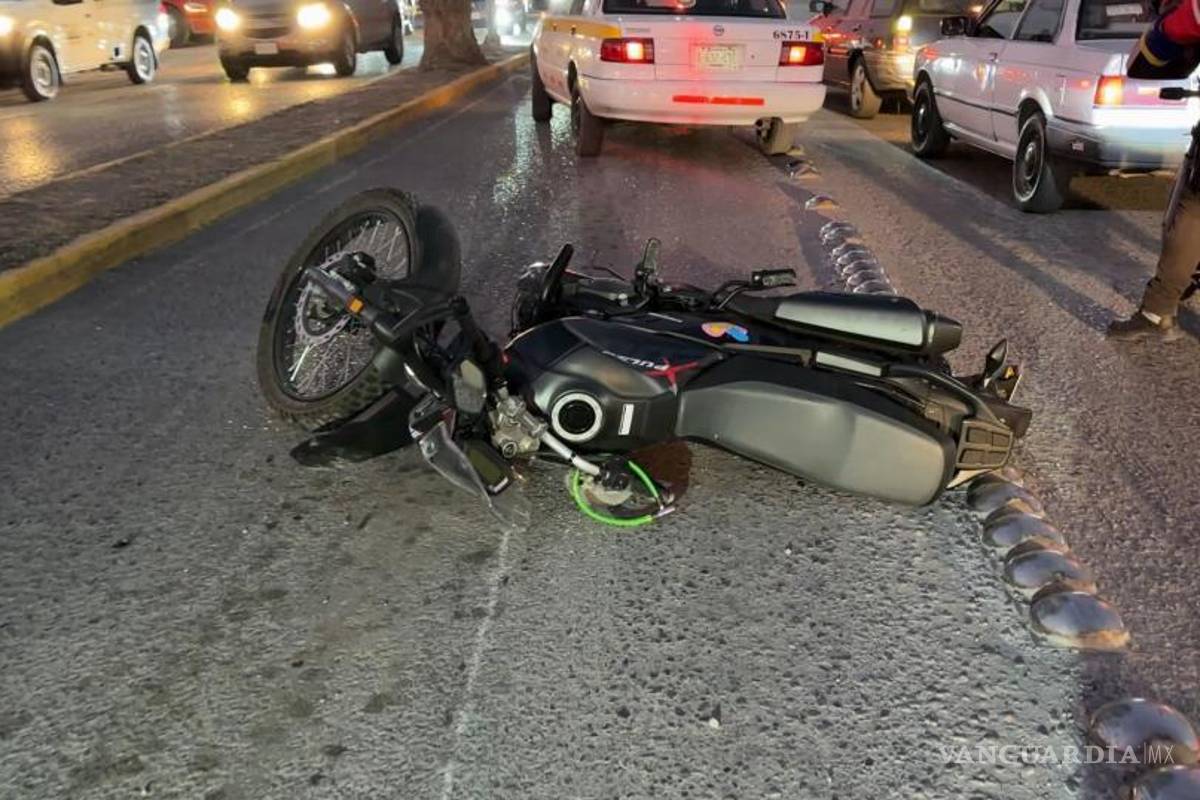 $!La motocicleta quedó sobre el pavimento tras pasar por las boyas del bulevar Antonio Cárdenas.