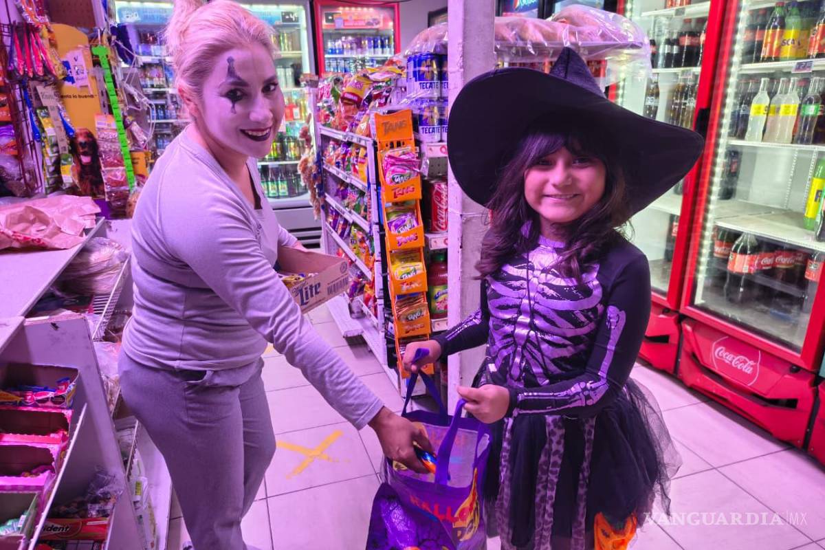 $!Comerciantes aprovecharon la noche de Halloween para ofrecer postres y productos.
