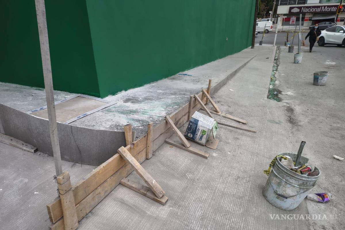 $!Material de construcción y escombro permanecen en el exterior del Hospital General de Zona del IMSS, donde los trabajos de remodelación del área de urgencias registran retraso.