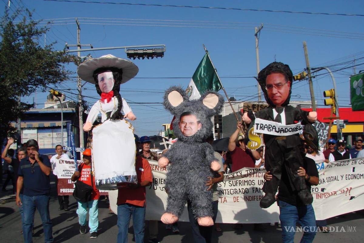 El pueblo se cansa de tanta transa: Ex obreros de AHMSA queman piñatas de Ancira y exigen justicia laboral