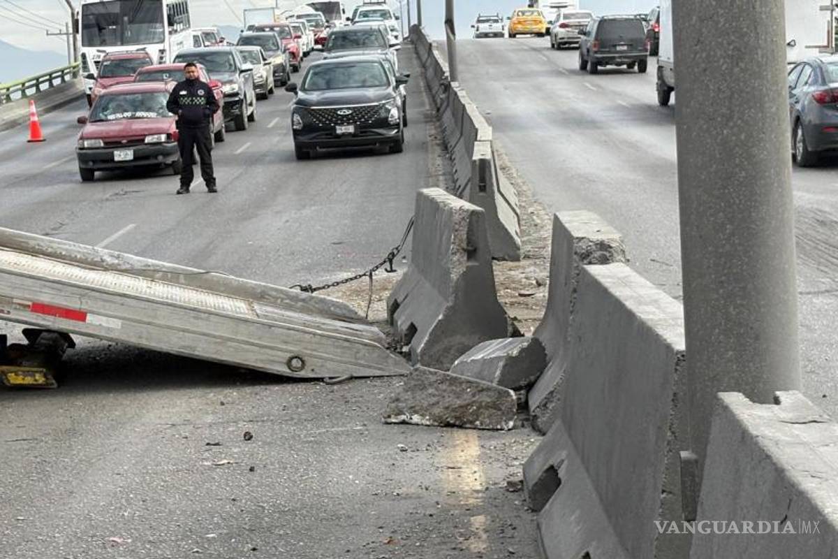$!Un vehículo Chevrolet Monza impactó contra el muro de contención, desplazando una ballena hacia los carriles contrarios.