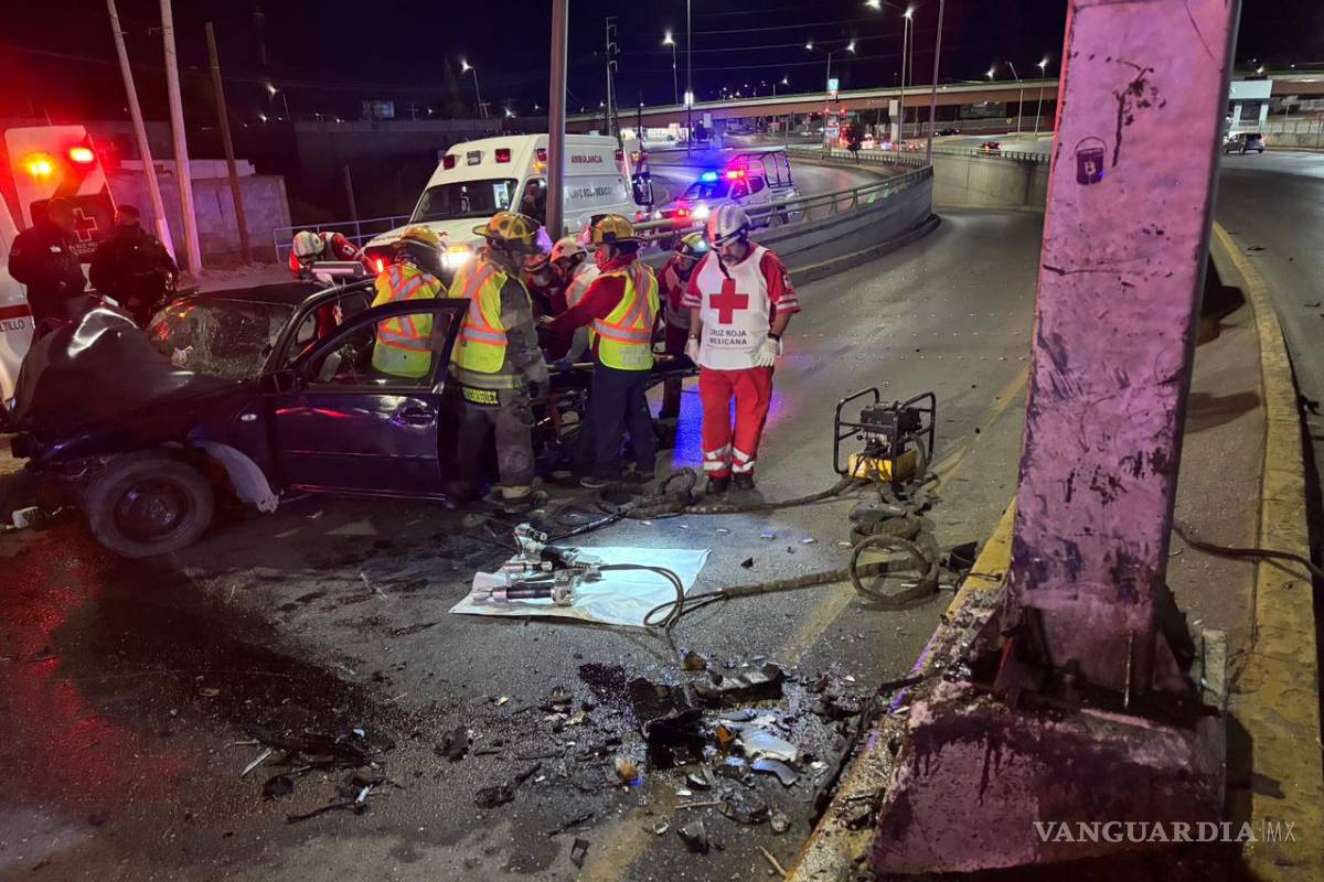 $!Bomberos utilizan las quijadas de la vida para extraer a la conductora y a dos acompañantes atrapados entre los asientos.