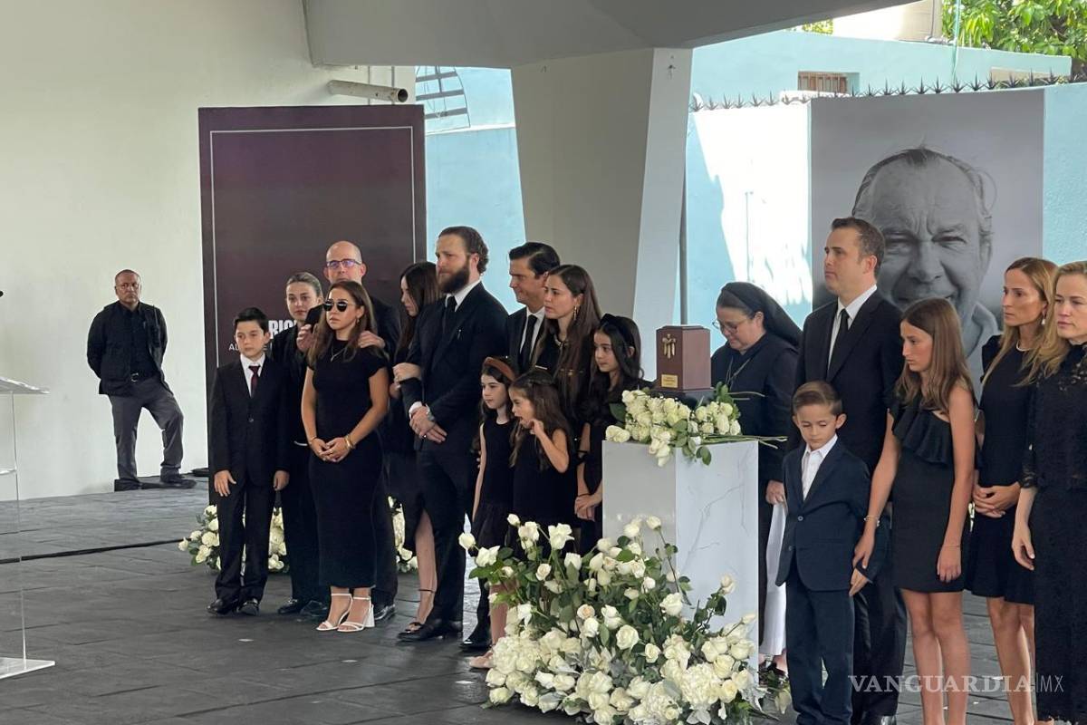 ‘Misión cumplida’, expresa con voz entrecortada Milarca, hija de Mauricio Fernández, en homenaje