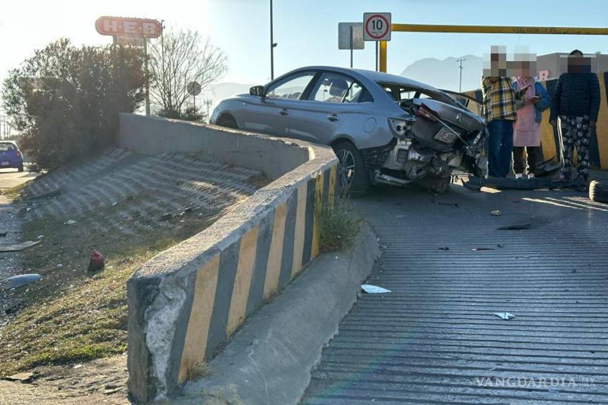 $!Ambos vehículos quedaron con daños materiales tras ignorarse la luz roja del semáforo.