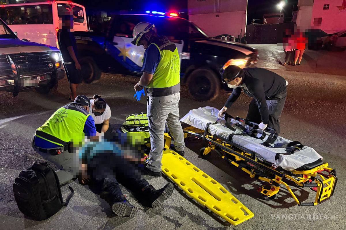 Cae hombre ebrio en bulevar de Saltillo, conductora frena a tiempo y evita atropellarlo